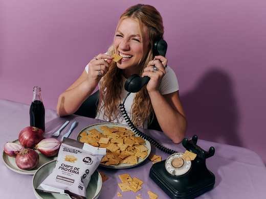 Ao telefone vintage com prato de chips