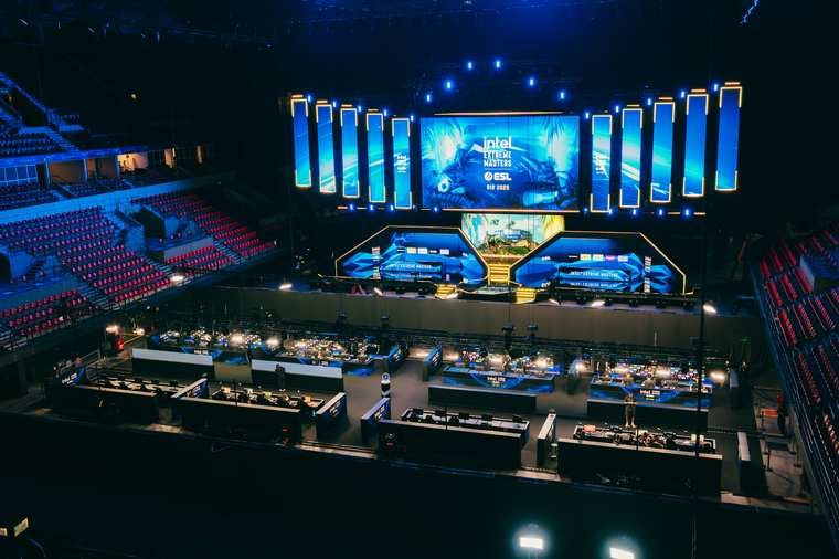 Público com bandeira do Brasil na arena