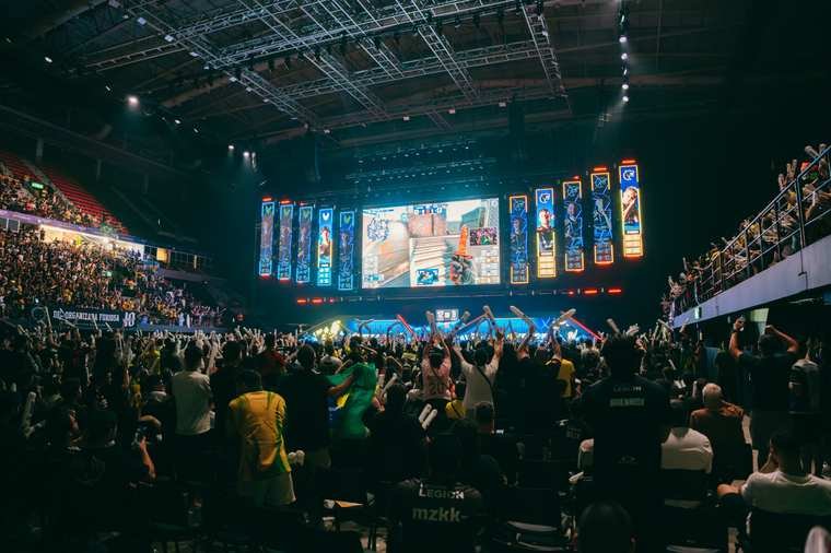 Palco e telões da competição