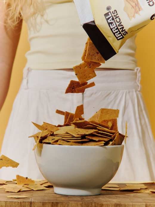 Chips caindo do pacote na tigela