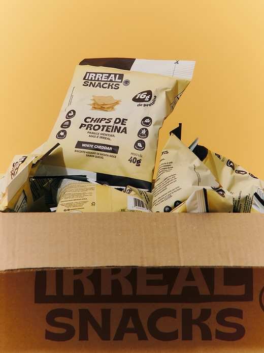 Caixa de White Cheddar em fundo amarelo