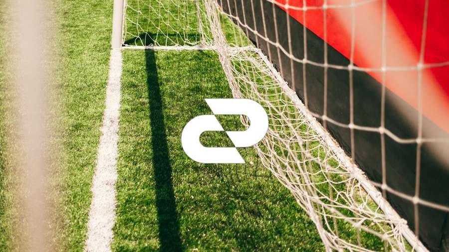 Símbolo da PG Filmes sobre campo de futebol