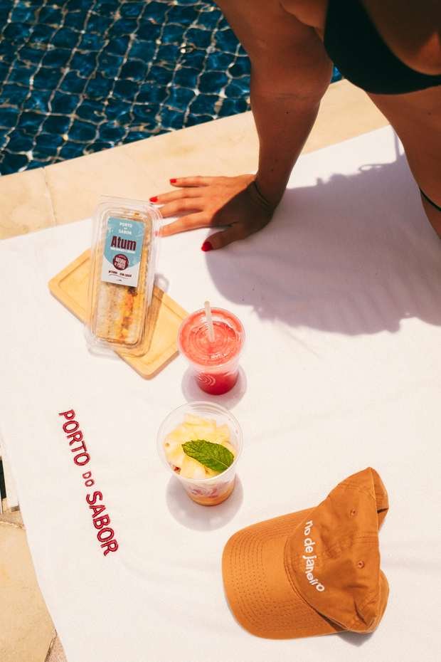Produtos Porto do Sabor à beira da piscina