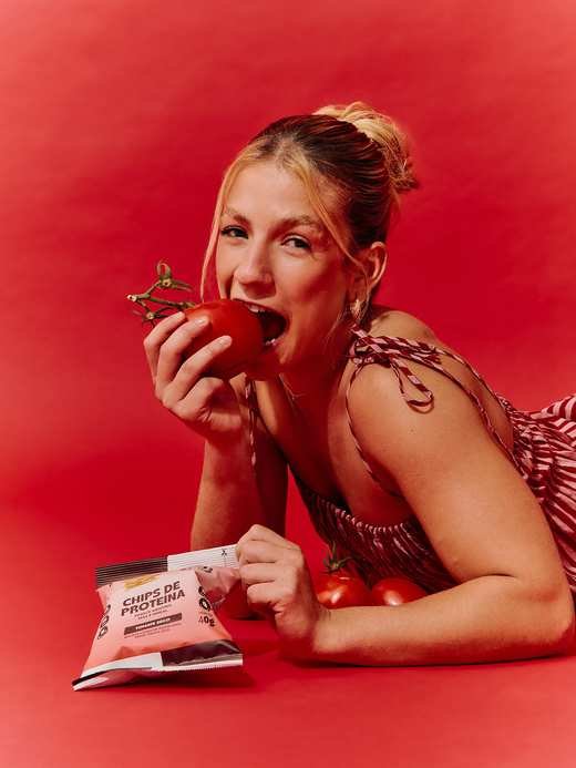 Mordendo um tomate