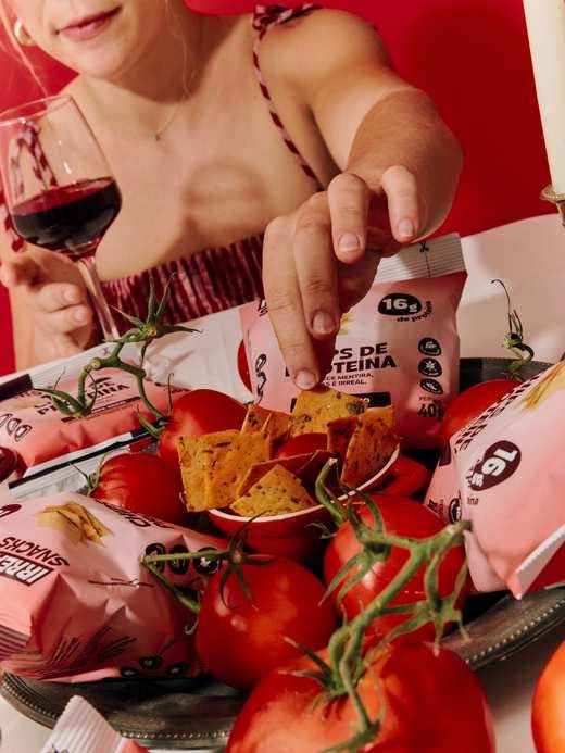 Jantar irreal com pacotes e tomates