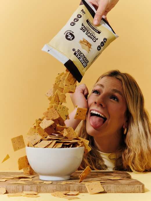 Despejando chips atrás da tigela